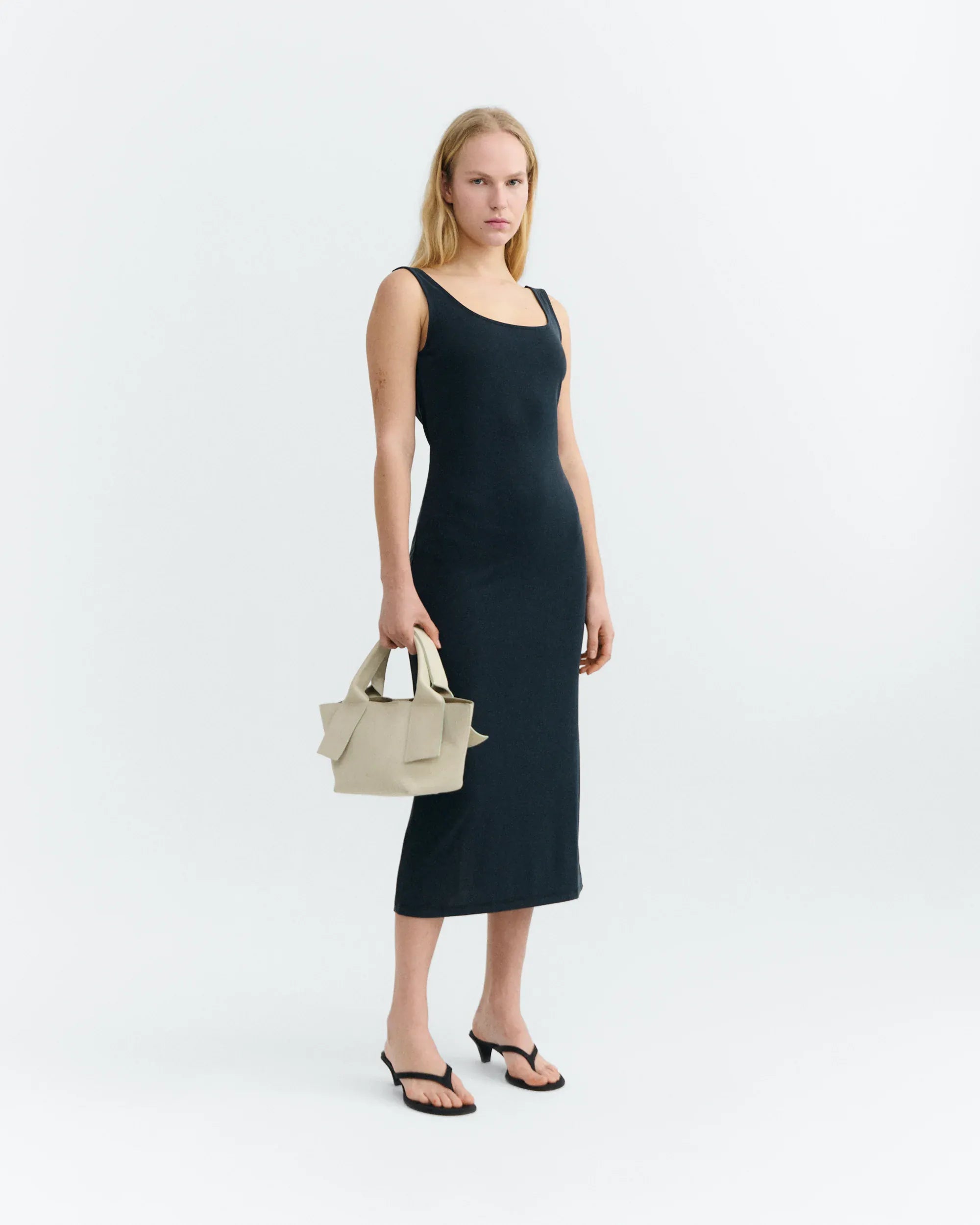 THINKING MU Langes schmales schwarzes Kleid Adu