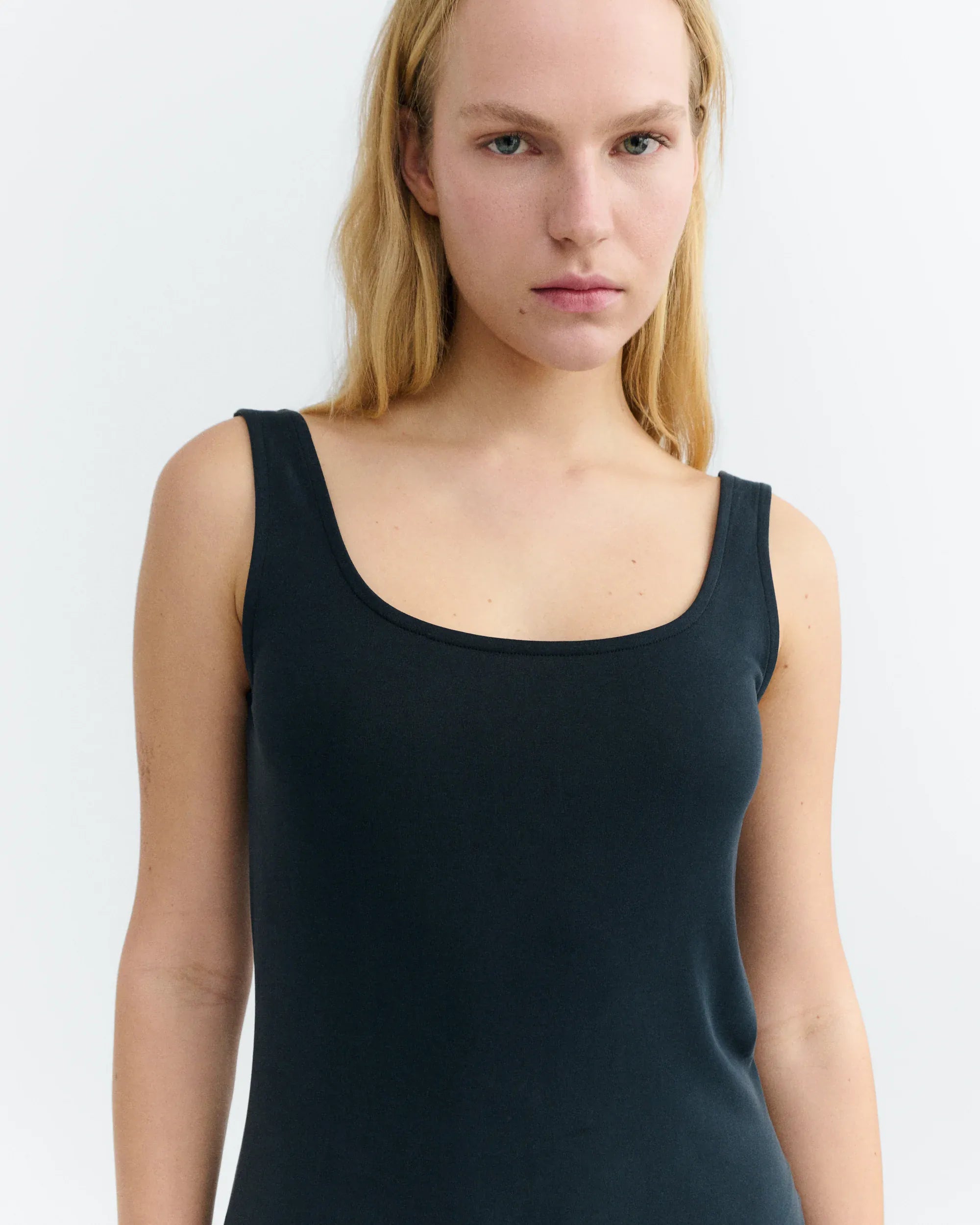 THINKING MU Langes schmales schwarzes Kleid Adu
