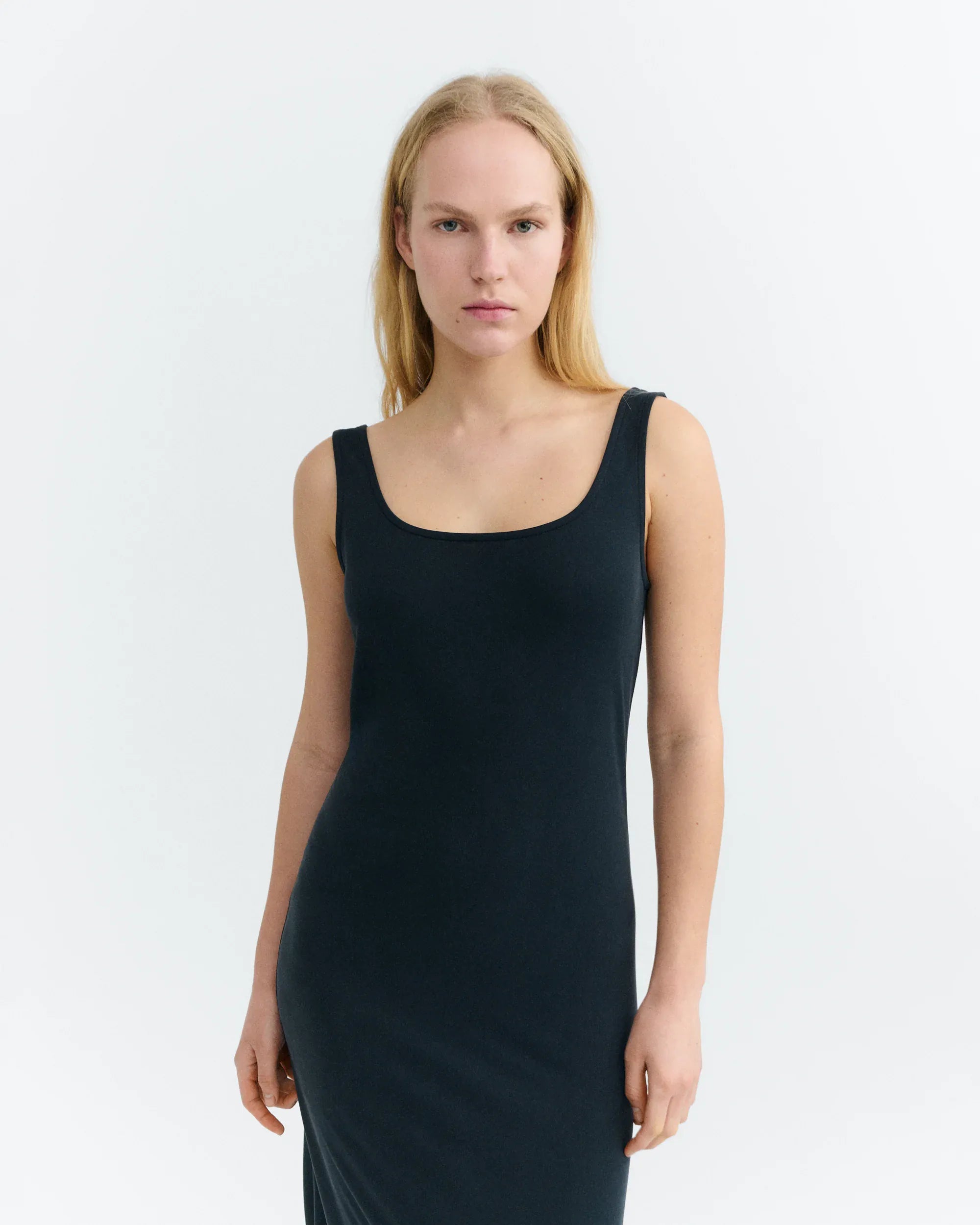 THINKING MU Langes schmales schwarzes Kleid Adu